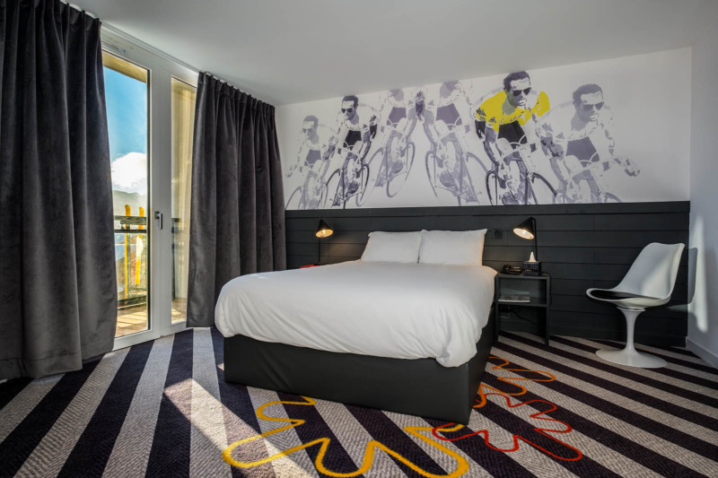 Popalp, hôtel à l'Alpe d'Huez (Isère) : chambre avec la fresque de Bernard Hinault
