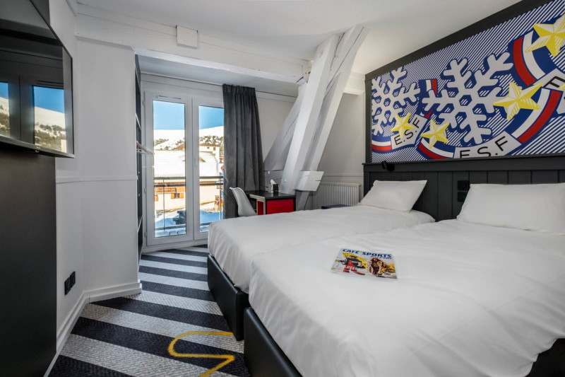 Popalp, hôtel à l'Alpe d'Huez (Isère) : chambre avec fresque à l'effigie de l'ESF