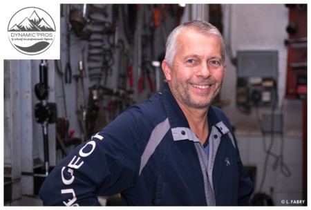 Portrait D'un Patron De Garage Automobile En Savoie