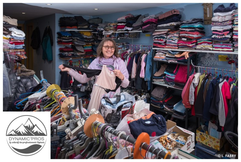 portrait d'une vendeuse de jouets et vêtements d'occasion à Ugine