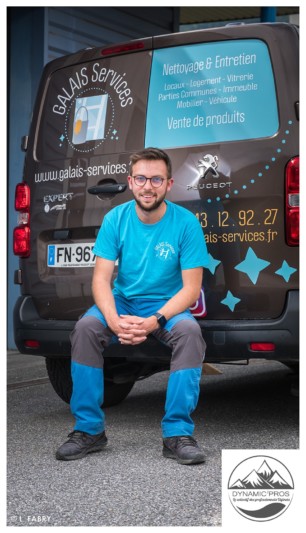 portrait d'un jeune entrepreneur en services auto en Savoie (Ugine)