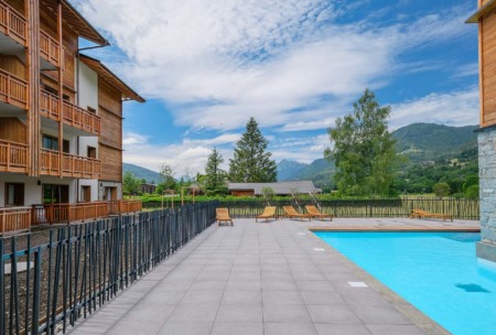 Vue terrasse et piscine extérieure résidence Étoile du Giffre