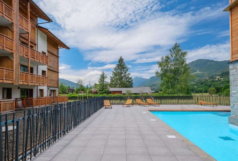 Vue terrasse et piscine extérieure résidence Étoile du Giffre