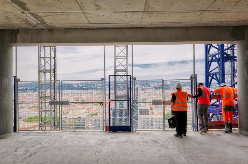 Photographe de chantier à Lyon : personnels attendant l'ascenseur dans la nouvelle tour la To-Lyon