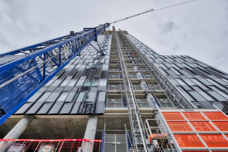 Photographe de chantier à Lyon : depuis le pied de la nouvelle tour la To-Lyon en cours de construction