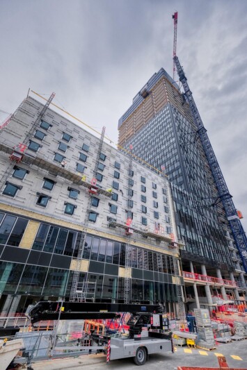 Photographe de chantier à Lyon : depuis le pied de la nouvelle tour la To-Lyon en cours de construction