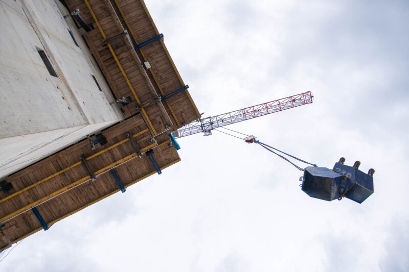 Photographe de chantier à Lyon : matériaux hissés par une grue arrimée au bâtiment