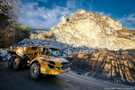 photographe de chantier en Tarentaise : camion transportent des matériaux sur une carrière en Savoie (société Martoïa)