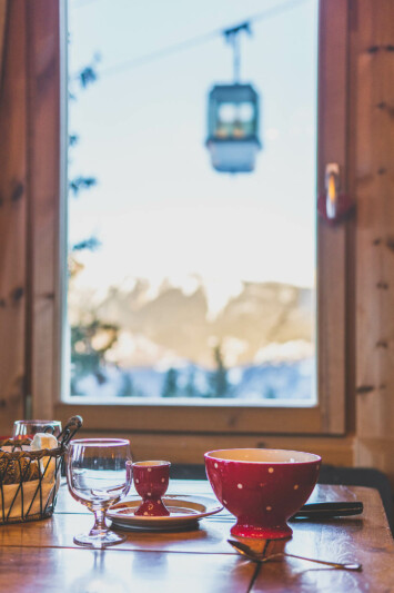 Photographe immobilier dans un chalet à Courchevel : détail sur la table