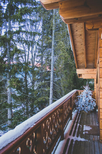 Photographe immobilier dans un chalet à Courchevel : vue d'un balcon