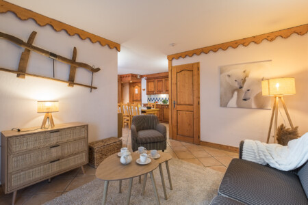 Salon d'un appartement disponible à la location à Tignes
