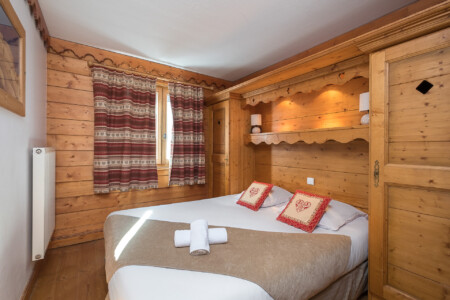 Chambre d'un appartement disponible à la location à Tignes