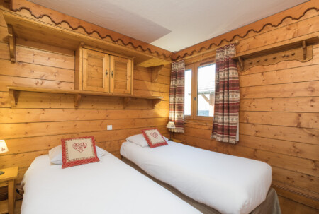 Chambre d'un appartement disponible à la location à Tignes