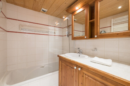 Salle de bain d'un appartement disponible à la location à Tignes