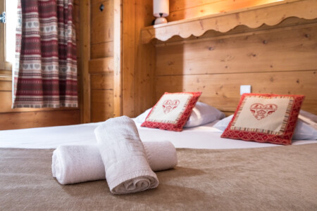 Chambre d'un appartement disponible à la location à Tignes