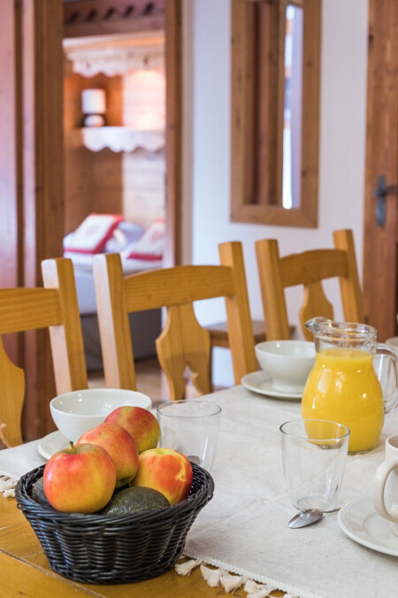 Salle à manger d'un appartement disponible à la location à Tignes