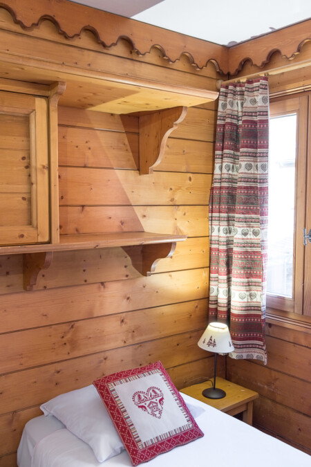 Chambre d'un appartement disponible à la location à Tignes