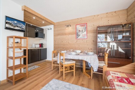 Salle à manger - cuisine dans un appartement dans la résidence Olympic, Val Thorens