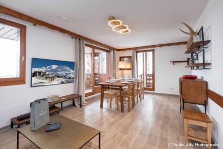 Grande pièce principale d'un appartement de la résidence Valset, (Photographe d'appartements à Val Thorens)