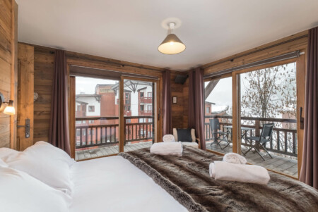 Vidéaste immobilier à Courchevel appartement La Tania, Courchevel, 3 Vallées : chambre avec double baie vitrée et balcons