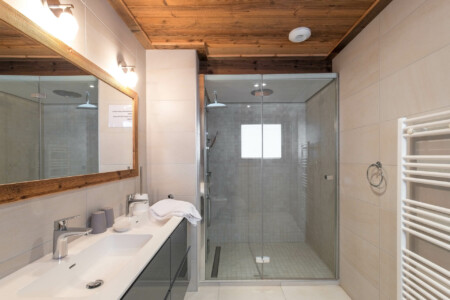 Vidéaste immobilier à Courchevel appartement La Tania, Courchevel, 3 Vallées : salle de bain avec grande douche