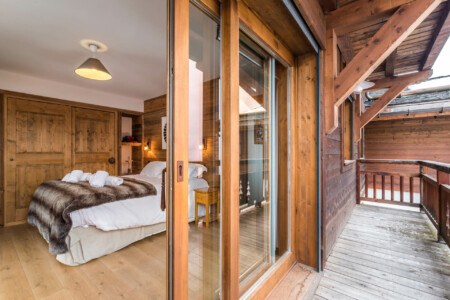 Vidéaste immobilier à Courchevel appartement La Tania, Courchevel, 3 Vallées : chambre depuis son balcon