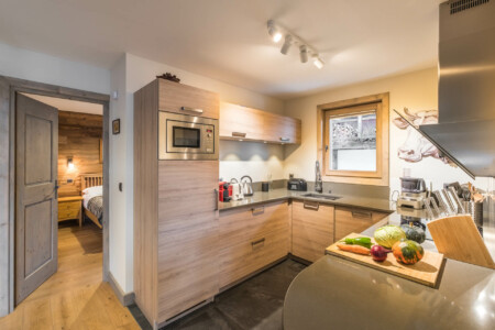 Vidéaste immobilier à Courchevel appartement La Tania, Courchevel, 3 Vallées : cuisine ouverte sur pallier