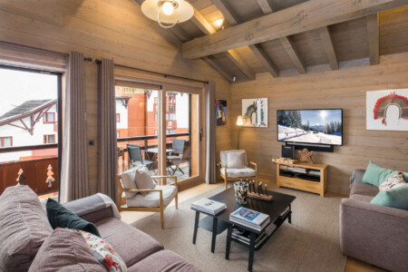 Vidéaste immobilier à Courchevel appartement La Tania, Courchevel, 3 Vallées : salon avec balcon