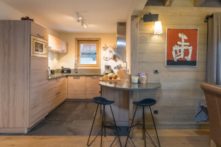 Vidéaste immobilier à Courchevel appartement La Tania, Courchevel, 3 Vallées : cuisine ouverte