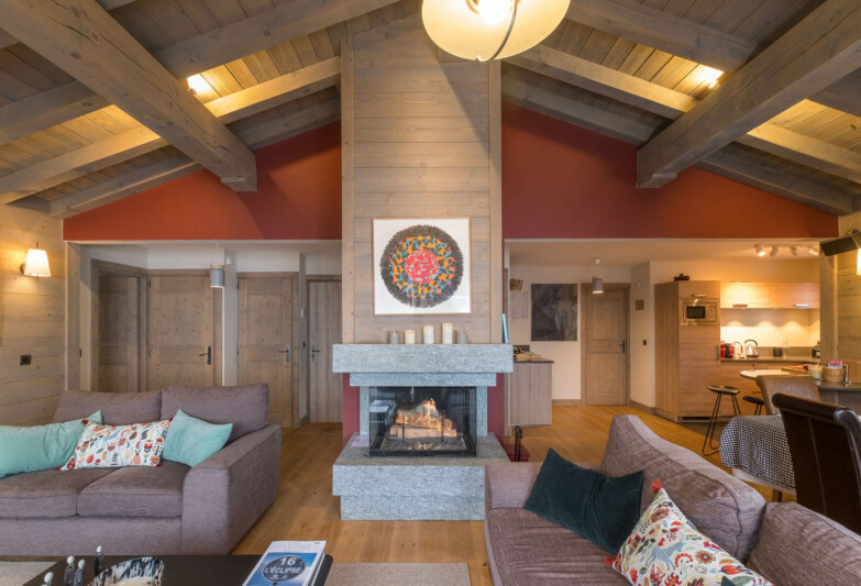 Vidéaste immobilier à Courchevel appartement La Tania, Courchevel, 3 Vallées : vue extérieure : cheminée en pierre