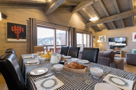 Vidéaste immobilier à Courchevel appartement La Tania, Courchevel, 3 Vallées : grande table salle à manger