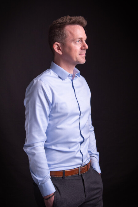 Portrait sur fond noir par Laurent Fabry, photographe de studio pour les entreprises