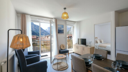 Photographe promoteur immobilier dans les Alpes : Résidence Sénior à Thônes (74) : salon d'un appartement T2