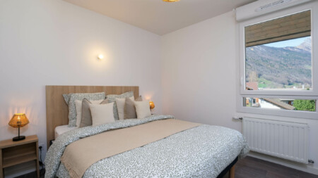 Photographe promoteur immobilier dans les Alpes : Résidence Sénior à Thônes (74) : chambre d'un appartement T2