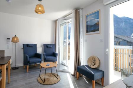 Photographe promoteur immobilier dans les Alpes : Résidence Sénior à Thônes (74) : salon d'un appartement T2