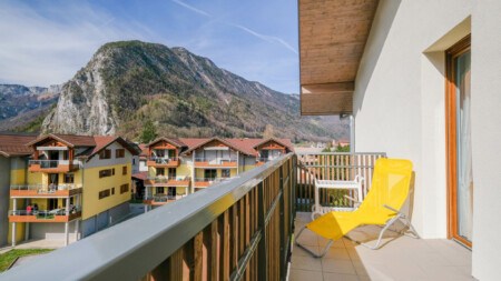 Photographe promoteur immobilier dans les Alpes : Résidence Sénior à Thônes (74) : vue d'un balcon