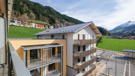 Photographe promoteur immobilier dans les Alpes : Photographe promoteur immobilier dans les Alpes résidence Sénior à Thônes (74) : vue depuis un balcon