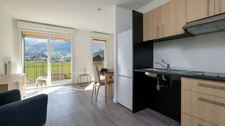 Photographe promoteur immobilier dans les Alpes : Résidence Sénior à Thônes (74) : cuisine d'un studio