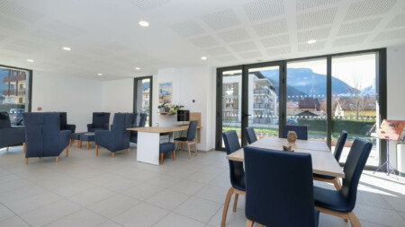 Photographe promoteur immobilier dans les Alpes résidence Sénior à Thônes (74) : salon commun