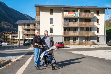 Photographe promoteur immobilier dans les Alpes : Résidence Sénior à Thônes (74) : portrait de deux résidentes
