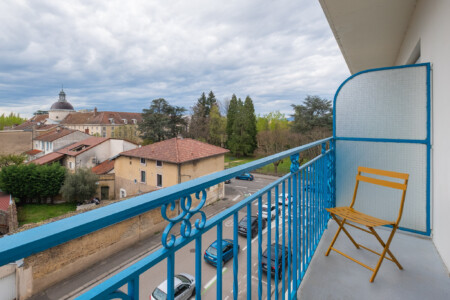 Photographe d'hôtel dans l'Ain, le Logis de Brou : balcon avec vue sur le centre ville