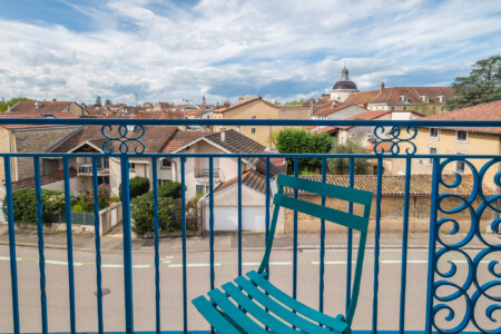 Photographe d'hôtel dans l'Ain, le Logis de Brou : balcon avec vue sur le centre ville