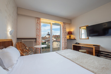 Photographe d'hôtel dans l'Ain, le Logis de Brou : chambre avec vue sur l'église