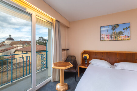 Photographe d'hôtel dans l'Ain, le Logis de Brou : chambre avec vue sur l'église