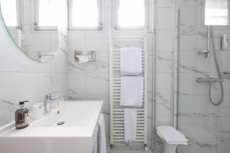 Photographe d'hôtel dans l'Ain, le Logis de Brou : salle de bain
