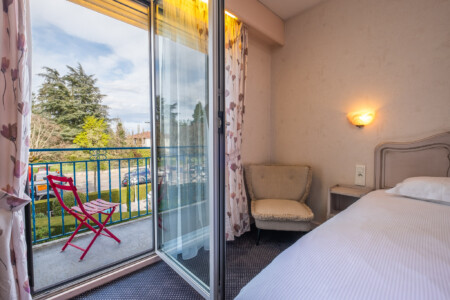 Photographe d'hôtel dans l'Ain, le Logis de Brou : chambre avec vue sur le boulevard de Brou