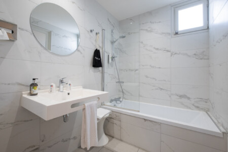 Photographe d'hôtel dans l'Ain, le Logis de Brou : salle de bain