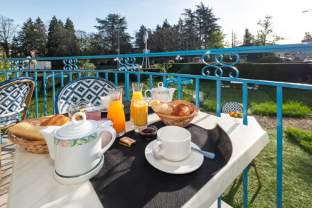 Photographe d'hôtel dans l'Ain, le Logis de Brou : vue extérieure depuis la terrasse
