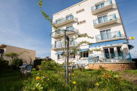 Photographe d'hôtel dans l'Ain, le Logis de Brou : vue extérieure depuis le jardin