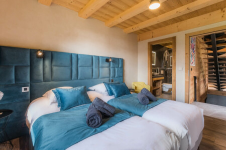 Photographe chalets de luxe en Haute Savoie : une chambre dans les chalets Bovard